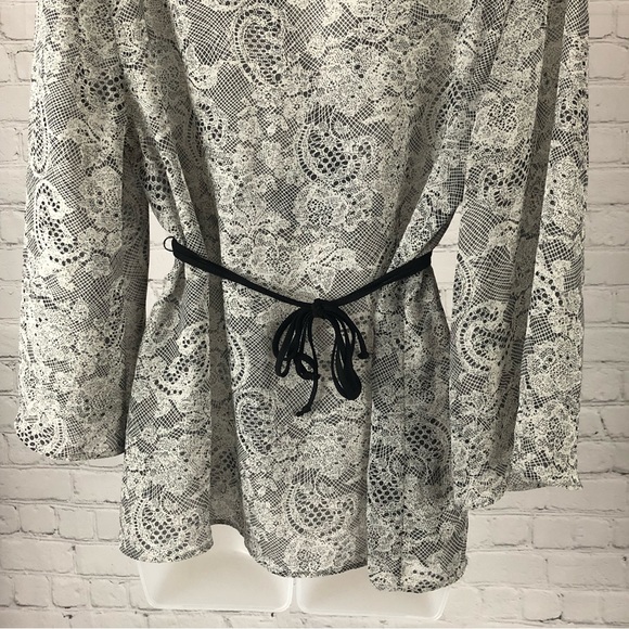Women's b. Street Lacey Print Top with Deep V and Beaded Tie at the Waist. Large - Picture 6 of 11